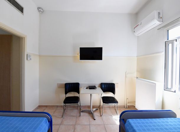 Δωμάτια Ψυχιατρικής κλινικής ΛΥΡΑΚΟΥ με δικό τους μπάνιο κλιματισμό τηλεόραση. 4κλινα, 3κλινα, 2κλινα και μονόκλινα δωμάτια. 