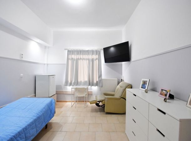 LUX Δωμάτια Ψυχιατρικής Νοσηλείας Μονόκλινα δωμάτια, διαθέτουν Mini Γραφείο, Ψυγείο, Πολυθρόνα επισκέπτη
