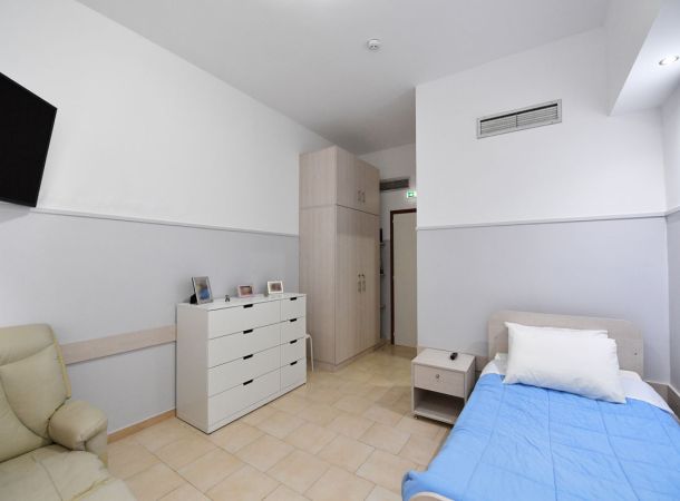 LUX Δωμάτια Ψυχιατρικής Νοσηλείας Μονόκλινα δωμάτια, διαθέτουν Mini Γραφείο, Ψυγείο, Πολυθρόνα επισκέπτη